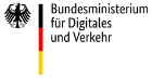 Links in schwarz der Bundesadler, daneben eine schwarz rot gelbe senkrechte Linie und der Text Bundesministerium für Digitales und Verkehr

