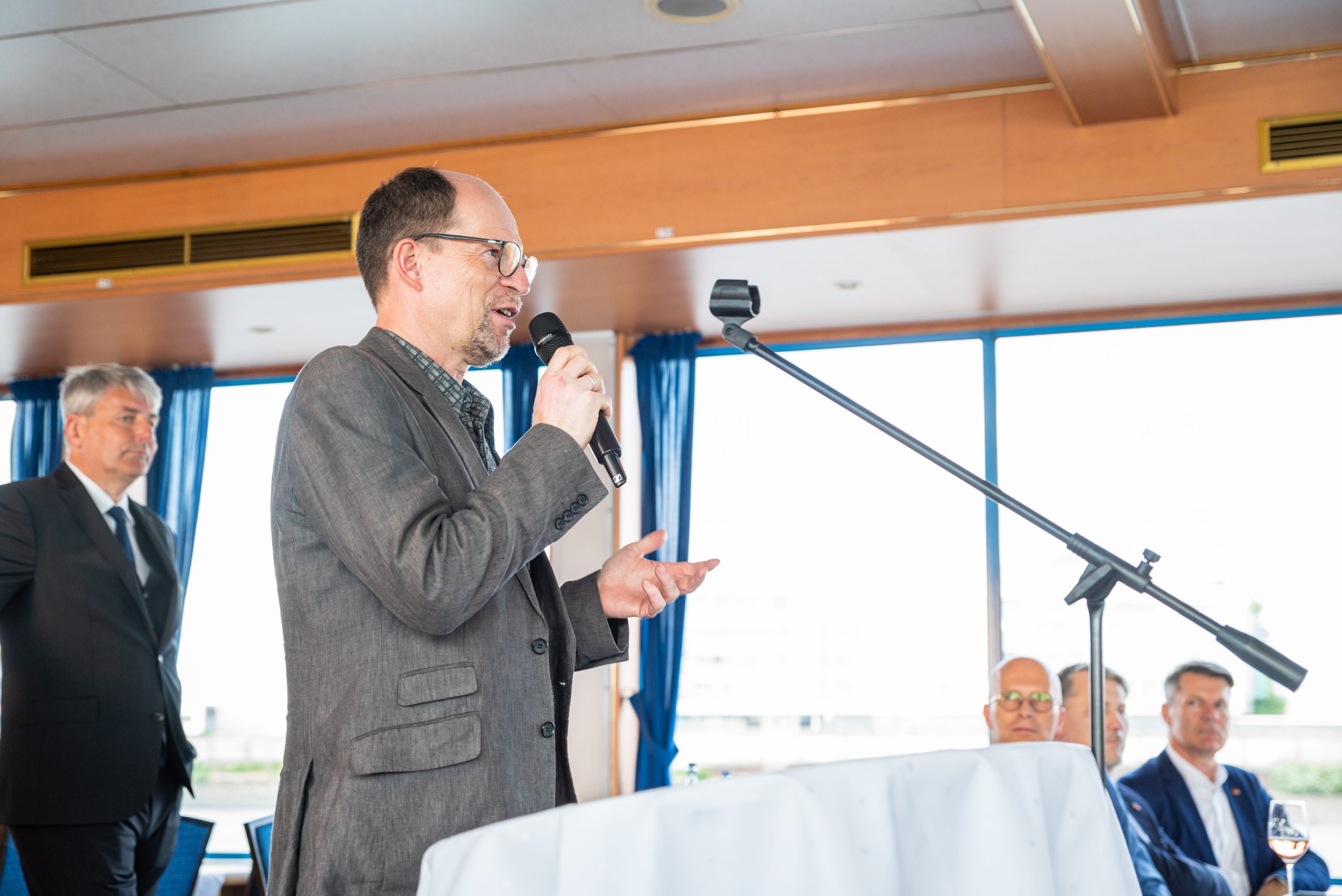Matthias Ristau, Generalsekretär, spricht auf der Hafenrundfahrt des Konsularkorps in Hamburg über die Bedeutung der Seeleute und den Einsatz der Seemannsmission 