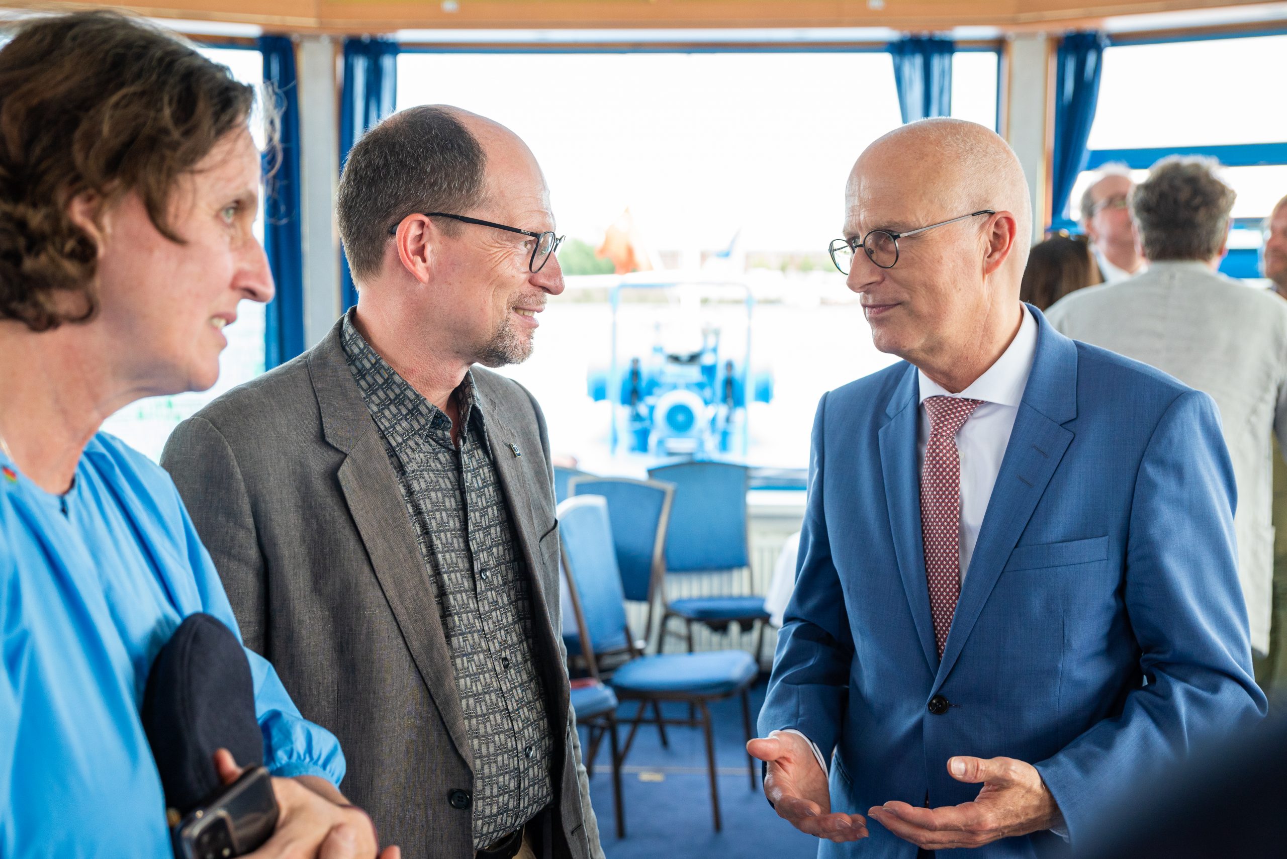 Bürgermeister Peter Tschentscher im Gespräch mit Präsidentin Dr. Clara Schlaich und Generalsekretär Matthias Ristau von der Deutschen Seemannsmission