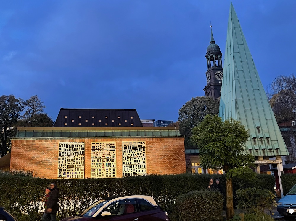 Die Norwegische Seemannskirche im Portugiesenviertel am Abend mit dem Turm vom Michel im Hintergrund
