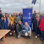 Kurs Seelsorge für Ehrenamtliche: Das Bild zeigt die Gruppe auf einer Terrasse