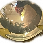 Ein Stück einer zerbrochenen goldenen Weihnachtsbaumkugel