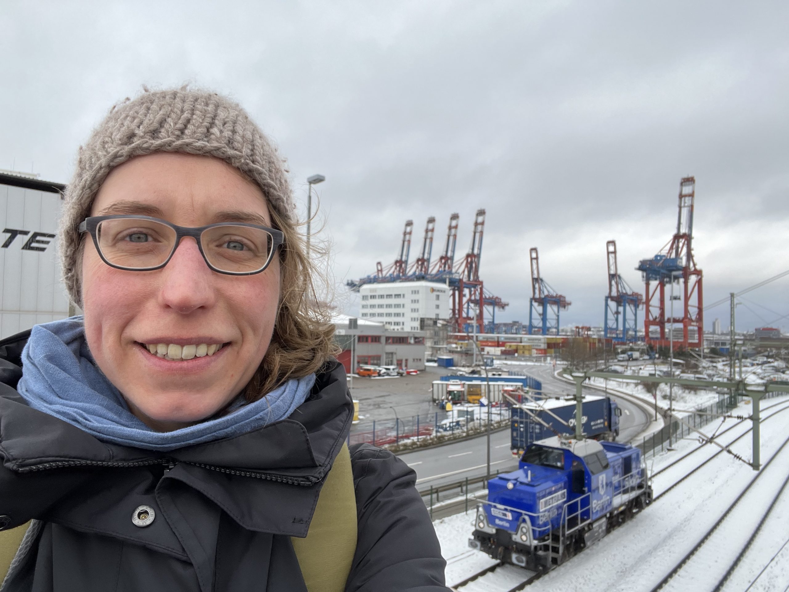 Stefanie Langos vor der Kulisse des Eurogate-Container-Terminals im Hamburger Hafen.