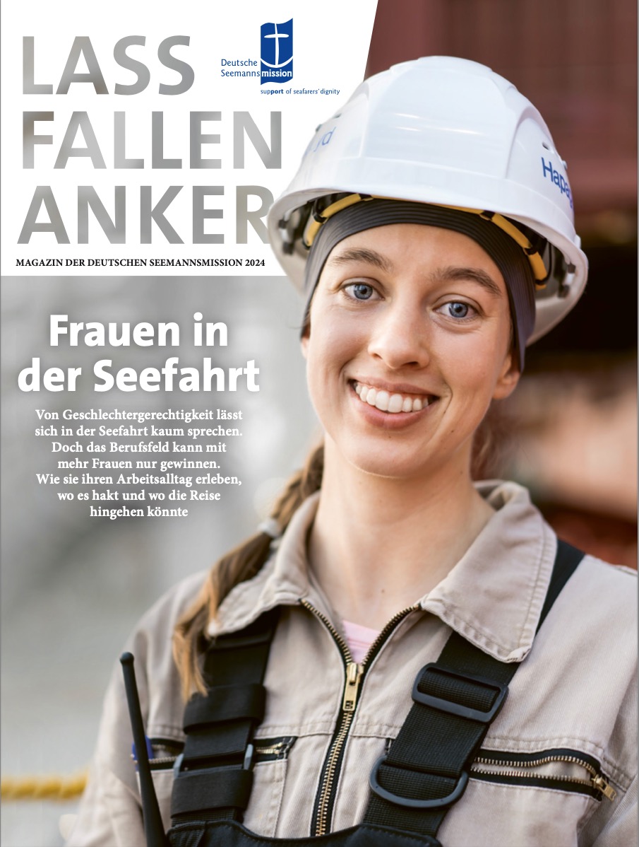 Zu sehen ist das Titelbild des Magazins der Deutschen Seemannsmission. Es heißt Lass fallen Anker. Man sieht eine junge Frau mit weißem Schutzhelm auf dem Kopf. Sie trägt einen beigen Arbeitsanzug und eine schwarze Hose. Das Thema des Magazins lautet 2024 Frauen in der Seefahrt.