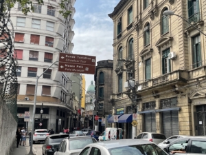 Blick auf eine Straße mit alten Gebäuden in der ALtsatdt von Santos