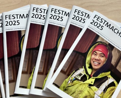 Das Foto zeigt das Titelbild der neuen Ausgabe des Heftes Festmachen 2025 mit Gedanken und Gebeten zu den Monatssprüchen.