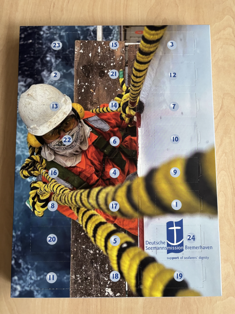 Der Adventskalender der Seemannsmission Bremerhaven zeigt einen Seemann der nach oben schaut an einem gelb-schwarzen Seil entlang