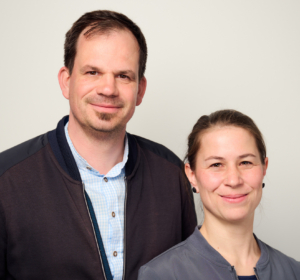 Das Foto zeigt das Diakonen-Ehrepaar Klaus (links) und Ina Bammann. Beide leiten gemeinsam den Standort der Deutschen Seemannsmission im kamerunischen Douala, in Afrika.