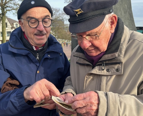 Zwei Seemänner am Altonaer Fischmarkt in Hamburg. Sie schauten sich nach der Gedenkfeier an der Madonna der Seefahrt Schwarz-weiß-Fotos aus den 60er Jahren an.