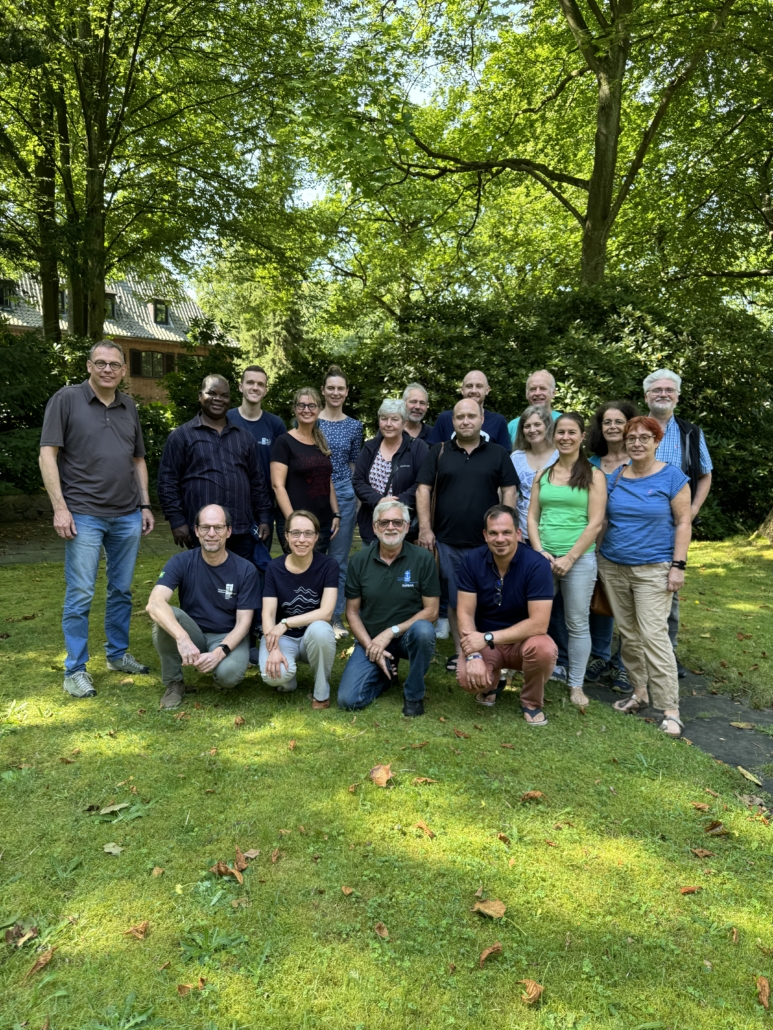 Gruppenfoto auf grünem Rasen 