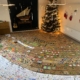 Das Foto zeigt einen Raum, dessen Boden über und über mit individuell gestalteten Weihnachts-Papiertüten und -grußkarten bedeckt ist. Auf den Tüten und Karten sind Kindermalereien vom Schneemann, über weihnachtliche Zweige bishin zu bunten Kugeln zu sehen.