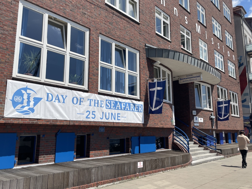 An der Fassade des roten Backsteingebäudes der Deutschen Seemannsmission Hamburg Altona hängt ein Banner zum Tag der Seeleute