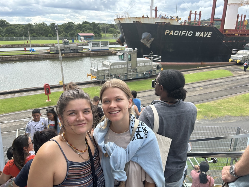 Rosa Gutmann (links) und Luka Meixner vor dem Panorama des Panamakanals. Die beiden machen derzeit ein Praktikum bei der Deutschen Seemannsmission.