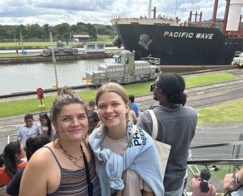 Rosa Gutmann (links) und Luka Meixner vor dem Panorama des Panamakanals. Die beiden machen derzeit ein Praktikum bei der Deutschen Seemannsmission.