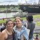 Rosa Gutmann (links) und Luka Meixner vor dem Panorama des Panamakanals. Die beiden machen derzeit ein Praktikum bei der Deutschen Seemannsmission.