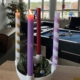 Bunt ist der Adventskranz der Seemannsmission Lübeck. Jede Kerze hat eine andere Farbe, von gold-gestreift, über lila, bordeauxrot bishin zu lila-weiß-gestreift sind die langen Stabkerzen im Seemannsclub vielfältig wie die Menschen, die dort ein- und ausgehen.