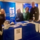 Das Foto zeigt eine Art Messestand hinter dem die Tiefseeforscherin Anje Boetius (links), daneben die Leiterin des Seemannsclubs Duckdalben, Eliane Lafendt steht. Rechts von Lafendt steht die Präsidentin der Deutschen Seemannsmission Dr. Clara Schlaich.