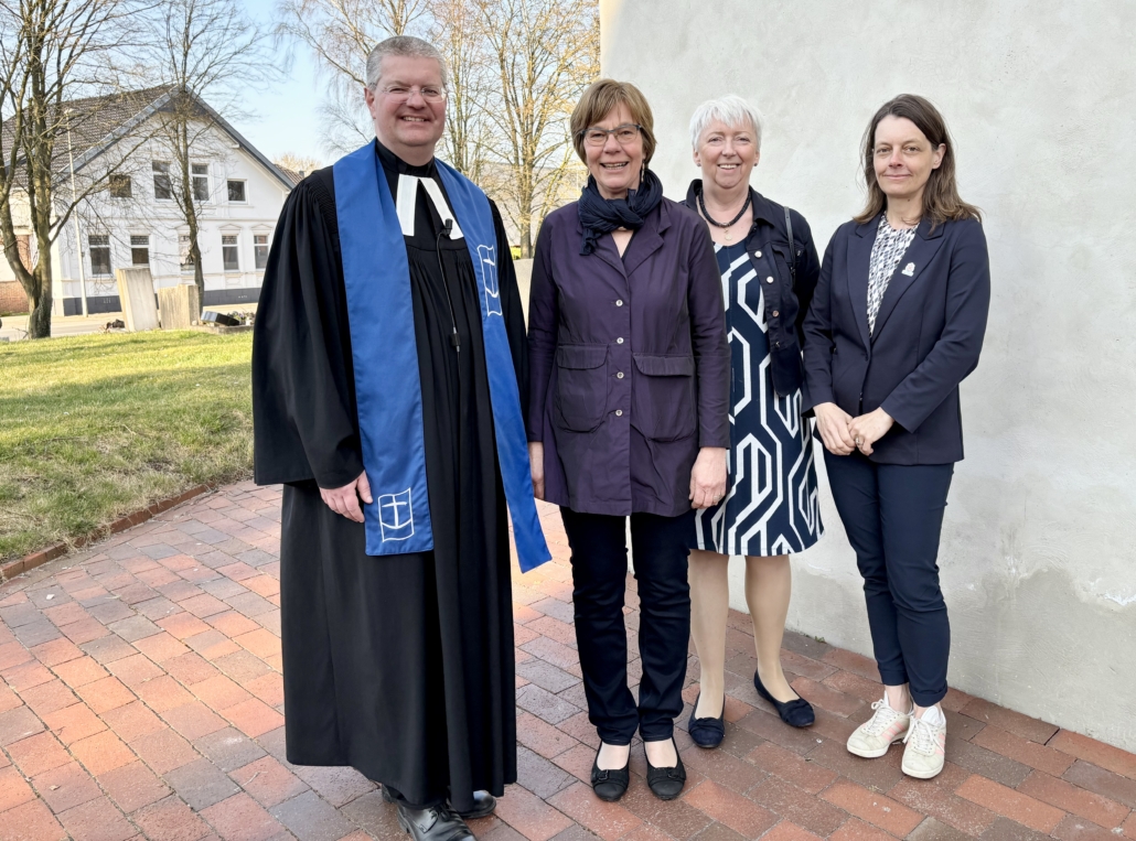 Das Foto zeigt von links nach rechts Seemannspastor Dirk Jährig, Seemannsdiakonin Antje Zeller, unbekannte Frau, Diakonin Christina Freytag von Stella Maris