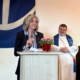 Das Foto zeigt die neue Leiterin des Seemannsclubs Duckdalben, Eliane Lafendt, und ihren Kollegen und Leiter der Bordbetreuung Hamburg, Jörn Hillfe. Lafendet trägt eine senkrecht blau-weiß gestreifte Bluse und einen schwarzen Blazer. Ihre mittellangen, grauen Haare trägt sie offen. Schrägt hinter Eliane Lafendt steht Seemannsdiakon Jörn Hille.
