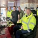 Das Foto zeigt den Innenraum einer Schiffsbrücke. Der Lübecker Stadtpräsident sitzt im Stuhl des Kapitäns des Frachters Lemland im Lübecker Hafen.