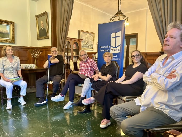 Das Bild zeigt eine Diskussionsrunde in der Stiftung Seefahrtsdank zur mentalen Gesundheit von Seeleuten mit Experten aus der Schifffahrt. Moderiert wurde die Veranstaltung von Dr. Christina Kayales (links).