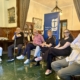Das Bild zeigt eine Diskussionsrunde in der Stiftung Seefahrtsdank zur mentalen Gesundheit von Seeleuten mit Experten aus der Schifffahrt. Moderiert wurde die Veranstaltung von Dr. Christina Kayales (links).