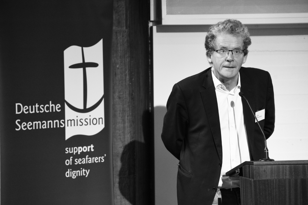 Auf dem Schwarzweiß-Foto ist der Ende Juni verstorbene frühere Hamburger Hafenarzt Dr. Martin Dirksen-Fischer zu sehen. Die Aufnahme stammt aus dem Jahr 2024, als er beim Symposium Tod und Sterben an Bord als Moderator sein Fachwissen einbrachte.