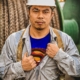 Das Foto zeigt einen jungen philippinischen Seemann, der ernst in die Kamera blickt. Auffällig ist sein blaues T-Shirt, das unter dem vermutlich ölverschmierten grauen Arbeitsoverall herausschaut, weil der Reußverschluss etwas geöffnet wurde. Es ist ein Superman-T-Shirt, das zu sehen ist. Der Fotograf heißt Aljon Manlangit, das Foto hat er "Ich bin Seemann und ich bin ein Held" genannt. Im Hintergrund sieht man eine grüne Trommel, wahrscheinlich mit einem aufgerolltem Tau oder einer dicken Kette. Der Seemann trägt einen weißen Schutzhelm auf dem Kopf. Auf seinen Schultern liegt locker ein mit weißer Farbe verschmierter Gurt, an dessen Ende Metallösen angebracht sind.