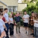 Das Foto zeigt eine Gruppe junger Leute, in deren Mitte Generalsekretär Matthias Ristau. Die Gruppe steht im Garten des Seemannshotels Portside in Bremerhaven. Es sind Teilnehmer des Seminars für Auslandsfreiwillige. Es ist Juli. Alle haben Enden von Fäden in ihren Händen, die kreuz und quer vernetzt und verknotet sind. Ziel des Spiels ist die Zusammenarbeit im Team. Das Spiel scheint der Gruppe Spaß zu machen.