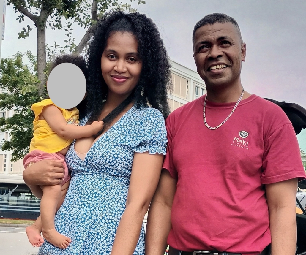 Das Foto zeigt einen Seemann aus Madagaskar und eine seiner Töchter, samt einer seiner beiden Enkeltöchter. An dem Tag, als das Foto aufgenommen wurde, traf er seine beiden Enkelinnen zum ersten Mal. Seine Tochter hatte er viele Jahre lang nicht sehen können. Die junge Mutter trägt ihre jüngste Tochter auf dem rechten Arm. Alle drei lächeln.