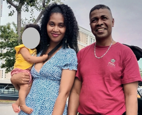 Das Foto zeigt einen Seemann aus Madagaskar und eine seiner Töchter, samt einer seiner beiden Enkeltöchter. An dem Tag, als das Foto aufgenommen wurde, traf er seine beiden Enkelinnen zum ersten Mal. Seine Tochter hatte er viele Jahre lang nicht sehen können. Die junge Mutter trägt ihre jüngste Tochter auf dem rechten Arm. Alle drei lächeln.