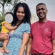 Das Foto zeigt einen Seemann aus Madagaskar und eine seiner Töchter, samt einer seiner beiden Enkeltöchter. An dem Tag, als das Foto aufgenommen wurde, traf er seine beiden Enkelinnen zum ersten Mal. Seine Tochter hatte er viele Jahre lang nicht sehen können. Die junge Mutter trägt ihre jüngste Tochter auf dem rechten Arm. Alle drei lächeln.