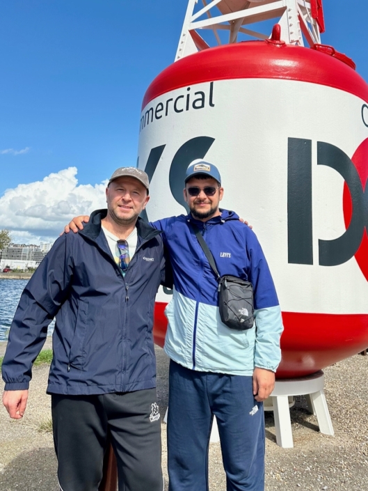 Zwei Seemänner aus der Ukraine, die sich durch den Ukrainekrieg seit Jahren nicht mehr gesehen haben, konnten im Oktober 2025 endlich ein paar Stunden miteinander verbringen. Die beiden Männer sind Cousins.