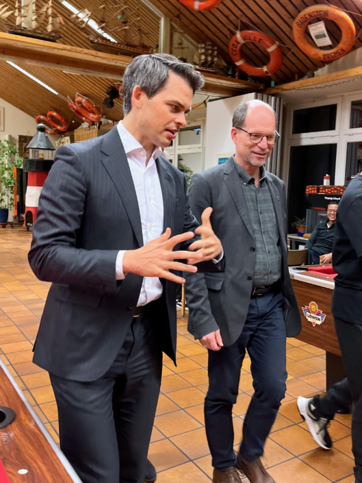 Christoph Ploß (li.) und Matthias Ristau, Generalsekretär der Deutschen Seemannsmission, im Seemannsclub Duckdalben CDU-Politiker Christoph Ploß (li.) und Matthias Ristau, Generalsekretär der Deutschen Seemannsmission e.V., beim Besuch im Seemannsclub Duckdalben. Hier durchqueren sie gerade ein Zimmer, in dem Seeleute Billard spielen und ihre Freizeit genießen.
