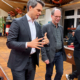 CDU-Politiker Christoph Ploß (li.) und Matthias Ristau, Generalsekretär der Deutschen Seemannsmission e.V., beim Besuch im Seemannsclub Duckdalben. Hier durchqueren sie gerade ein Zimmer, in dem Seeleute Billard spielen und ihre Freizeit genießen.