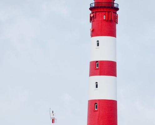 Das Foto zeigt den rot-weißgestrichenen Leuchtturm von Amrum.