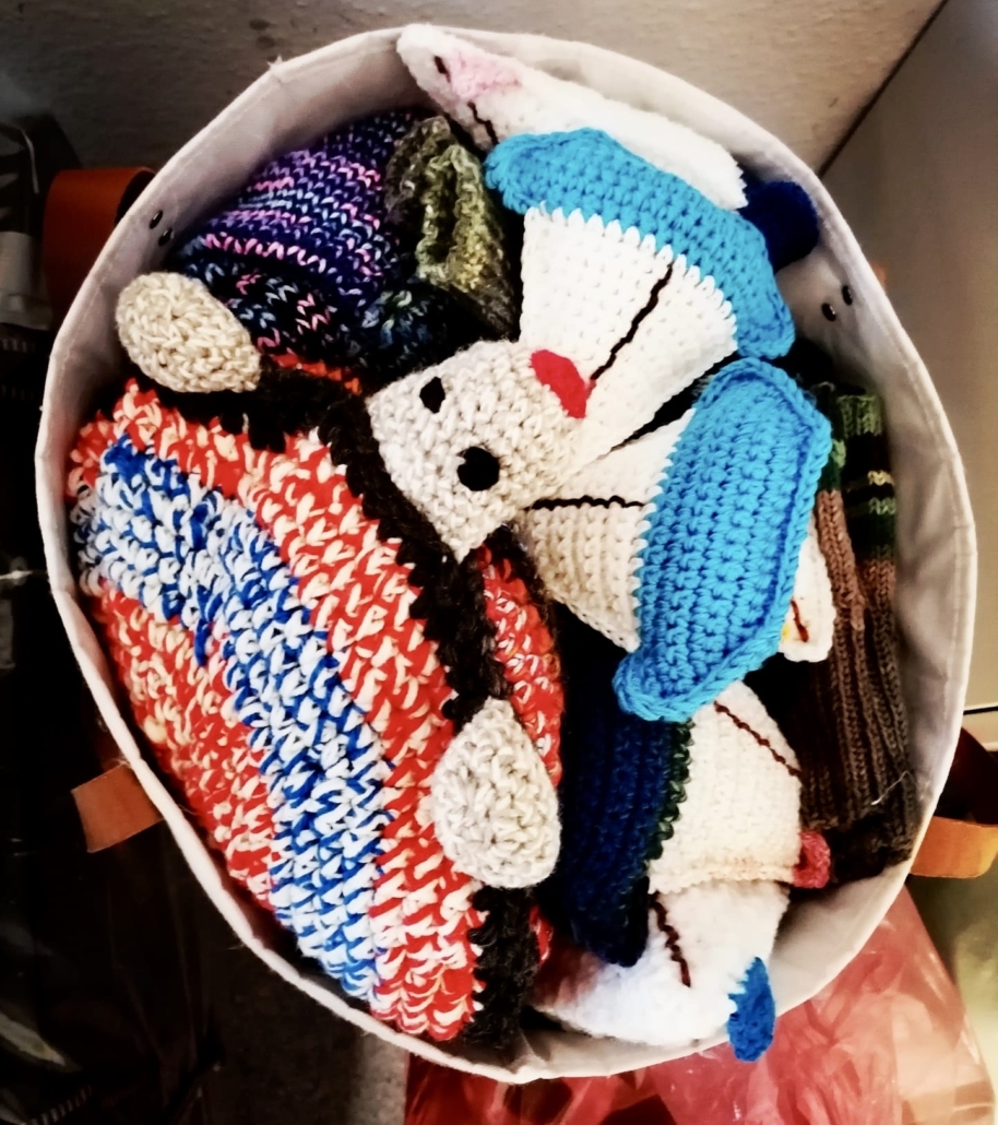 Das Foto zeigt allerhand Gestricktes und Gehäkeltes, wie Schildkröte, Segleboote, Wollmützen für Seeleute, die Weihnachten auf See, fernab der Heimat, verbringen werden.