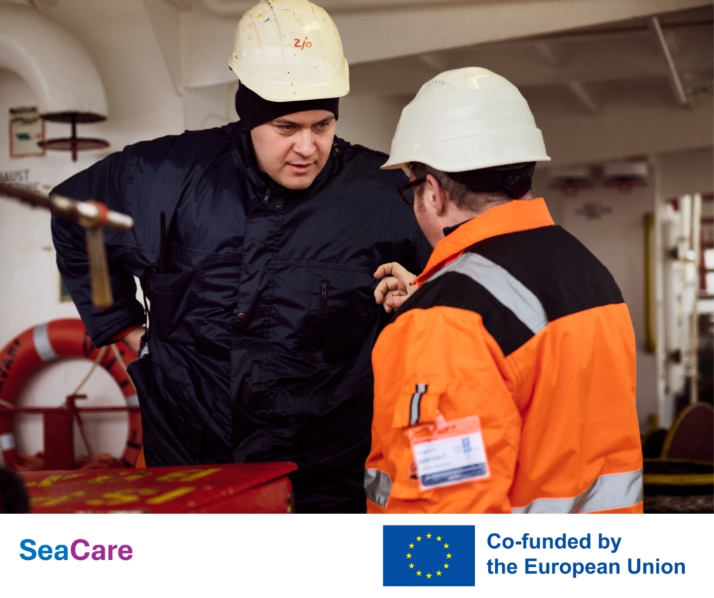 Das Bild setzt sich zusammen aus einem Foto von einem Seemann, der sich an Bord eines Schiffes mit einem Mitarbeiter der Deutschen Seemannsmission unterhält. Im unteren Drittel sind links der in hellblau und lila gehaltene Schriftzug des EU-Projektes Sea Care zu sehen. Rechts davon ist die blaue EU-Flagge mit zwölf goldenen Sternen zu sehen. Auf Englisch ist zu lesen, dass das Projekt von der EU mitfinanziert wurde.
