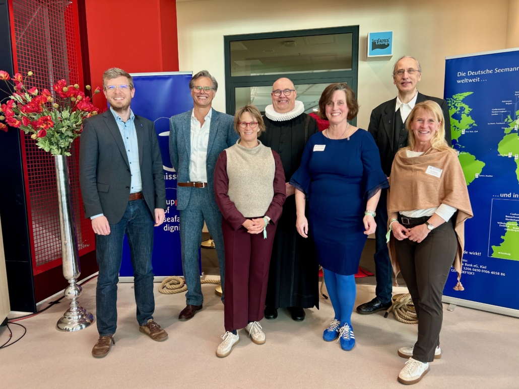 Gruppenfoto aller Verantwortlichen bei der Einweihung der Seafarers' Lounge in der Hafencity am 27. März 2026.