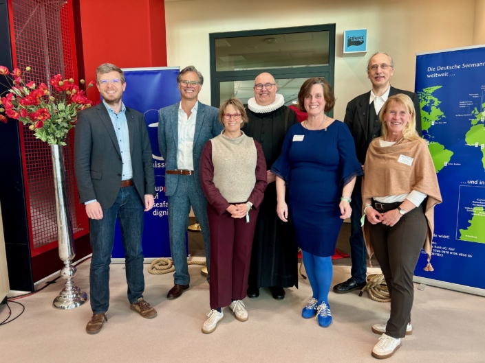 Gruppenfoto aller Verantwortlichen bei der Einweihung der Seafarers' Lounge in der Hafencity am 27. März 2026.