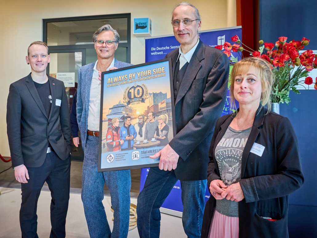 Das Foto zeigt das Team der Seafarers' Lounge Hamburg mit dem Hamburger ITF-Inspektor Sören Wichmann (li.)
