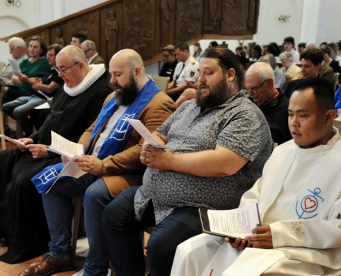 Das Foto ist ein Archiv-Bild der Deutschen Seemannsmission aus dem Juni 2024. Es zeigt die Veranstalter und Teilnehmer des damaligen Seefahrtsdankgottesdienstes in der Hamburger Hauptkirche St. Katharinen.