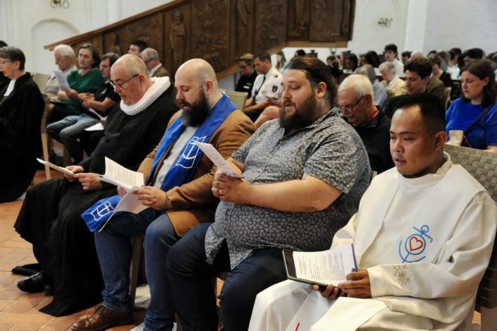 Das Foto ist ein Archiv-Bild der Deutschen Seemannsmission aus dem Juni 2024. Es zeigt die Veranstalter und Teilnehmer des damaligen Seefahrtsdankgottesdienstes in der Hamburger Hauptkirche St. Katharinen.